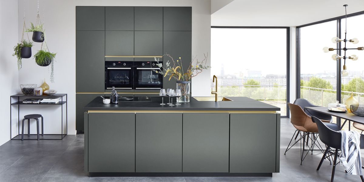 Je komplexer unser Alltag wird, desto größer ist die Sehnsucht nach Ruhe und Klarheit. Ob geradlinige Formen, edle Materialien oder anspruchsvolle Ästhetik: Unsere Küchen verkörpern den puristischen Stil in schlichter Perfektion. Ein Genuss für Design-Liebhaber   elegant, ausdrucksstark und immer wieder neu inszeniert.